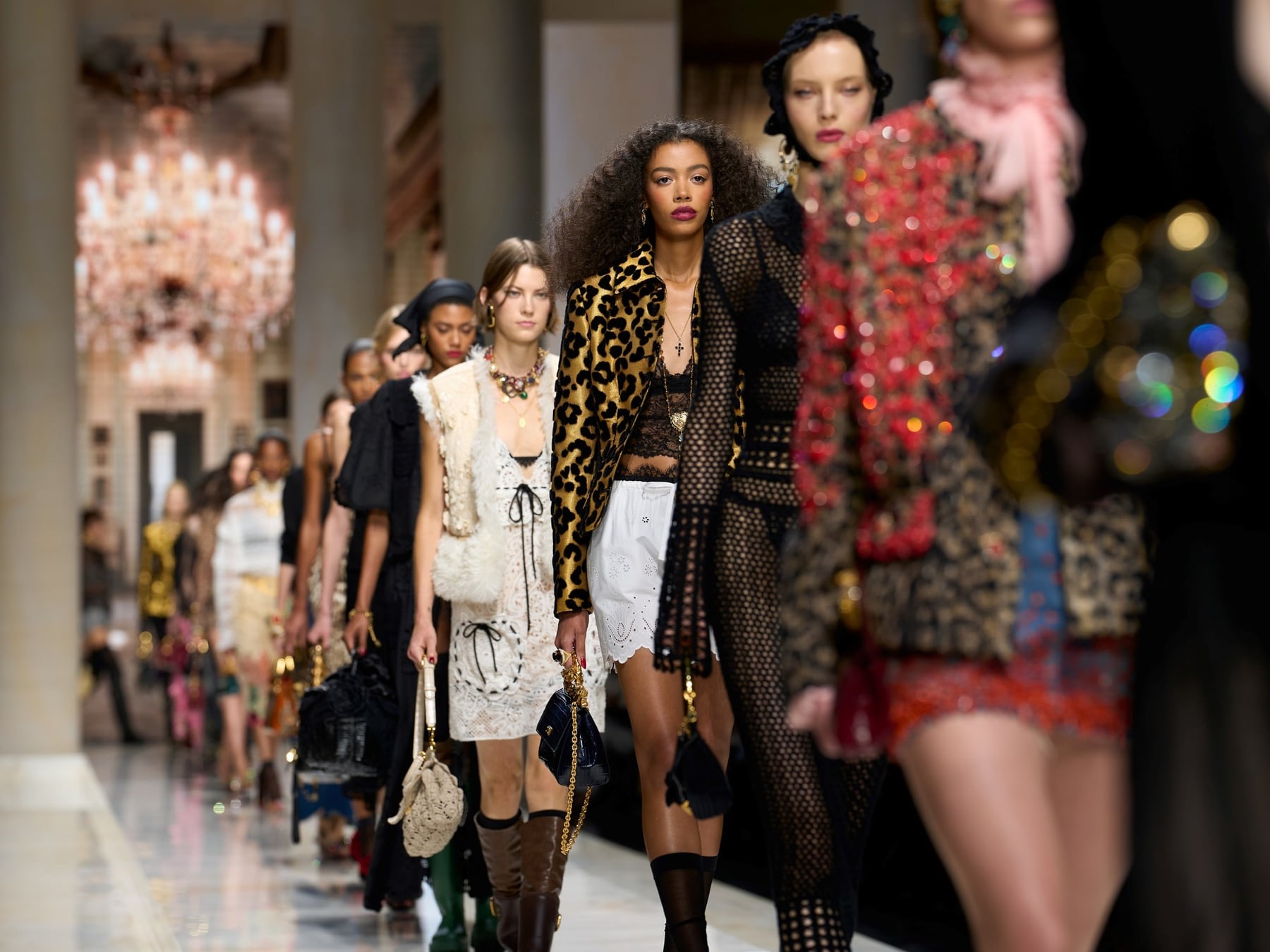 Milán cerró su semana de la moda con brillo, aberturas y un viaje maximalista hacia el verano 2027
