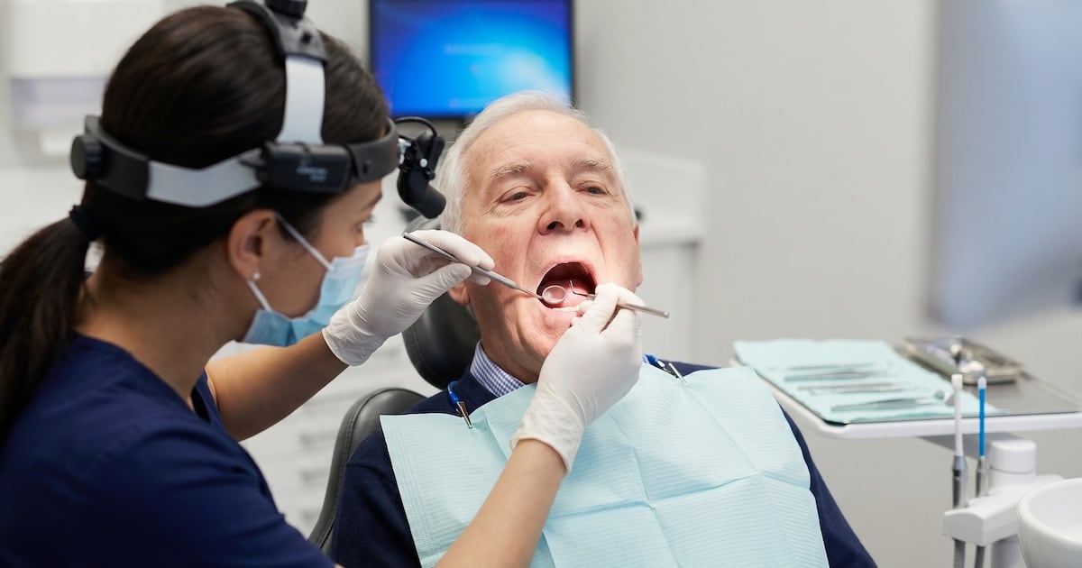Dientes que se van, mente que se apaga: lo que la ciencia empieza a ver en la boca de los adultos mayores