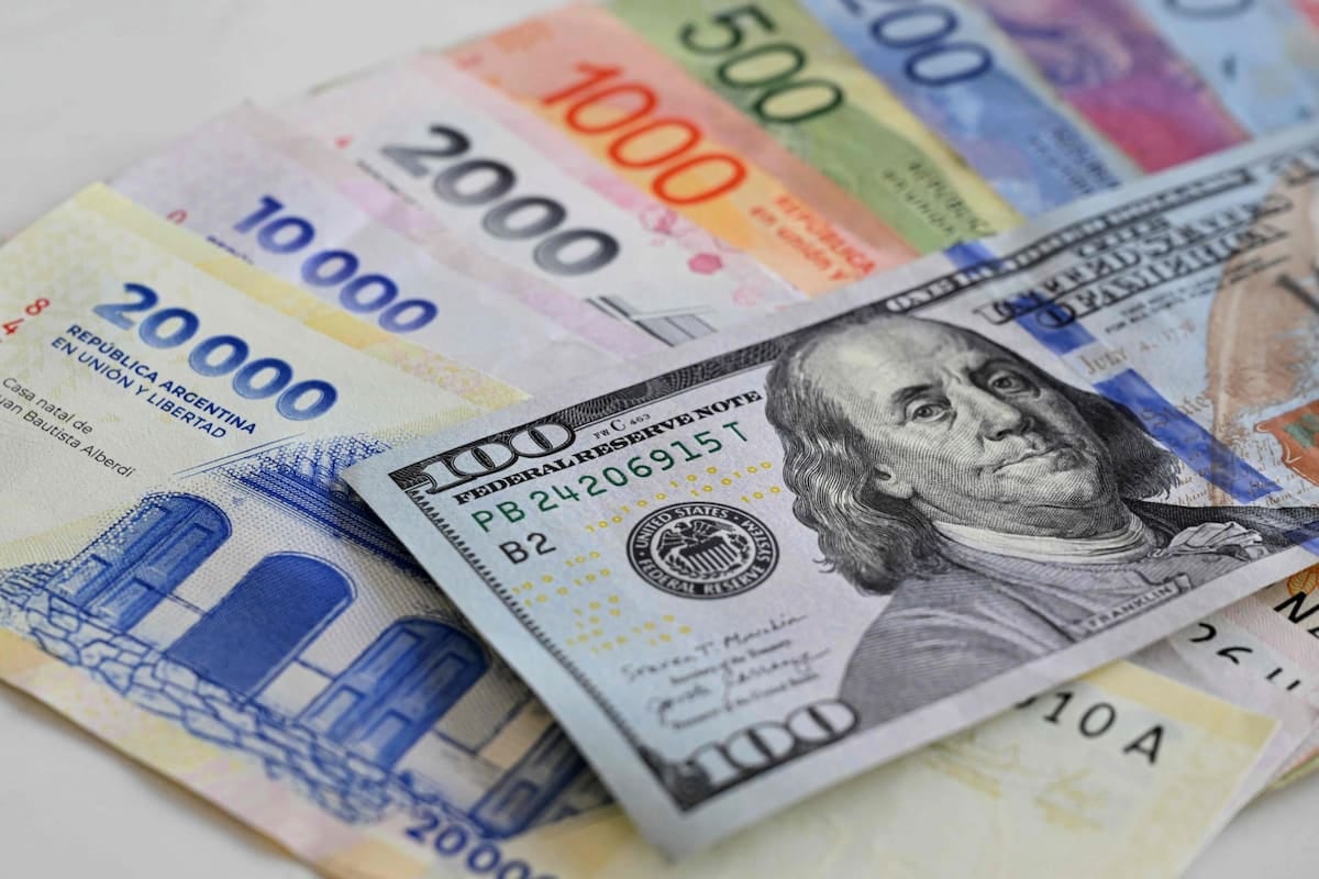 Argentina se abarató en dólares por segundo mes consecutivo y quedó debajo del promedio regional, aunque la ropa y los restaurantes conservan el podio de los más caros