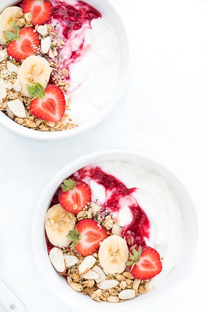 Yogur griego y hígado graso: por qué un solo alimento no alcanza y qué patrón alimentario sí muestra evidencia