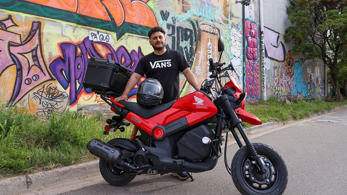 A los 40, con una moto chica y a 60 por hora: Nicolás Poblet se va de Neuquén a Alaska por las rutas de América