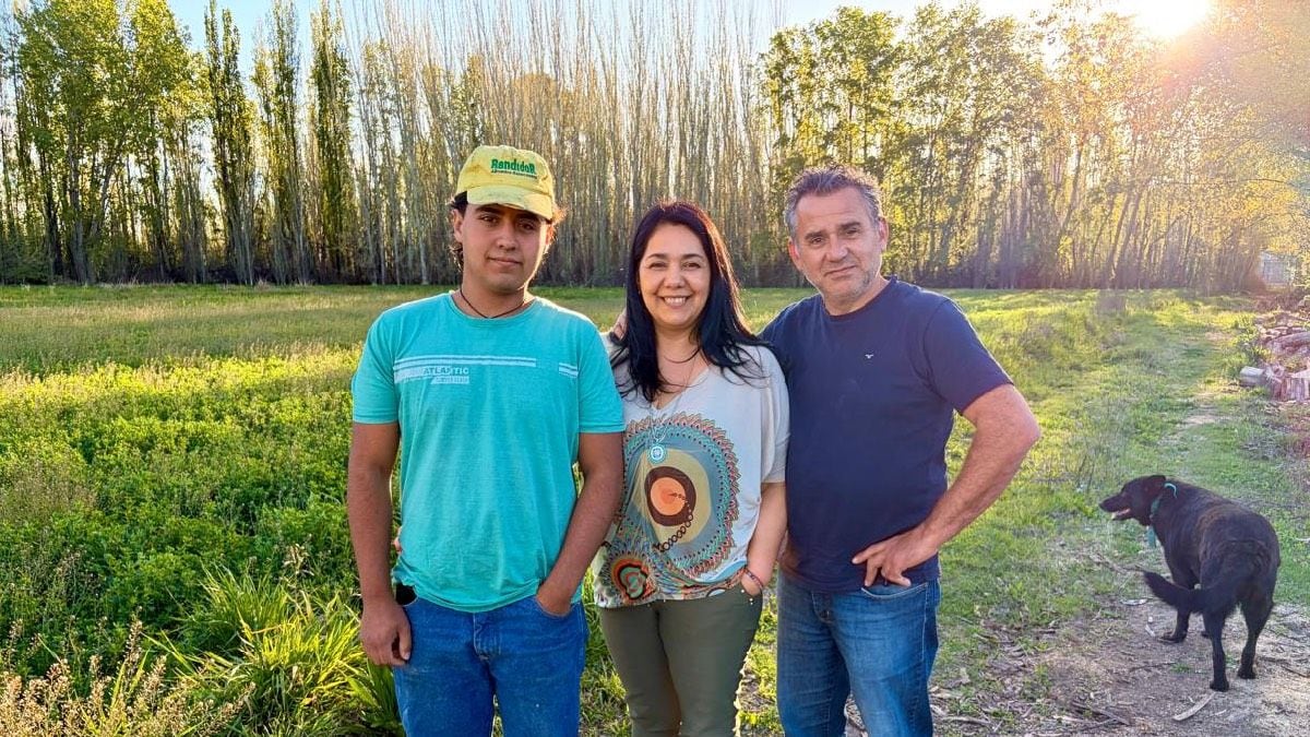 Volver a la chacra del bisabuelo: la historia de una familia que sostiene la tierra con sueldos y a puro pulmón en Centenario
