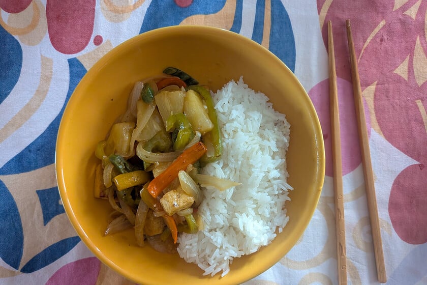 Tofu agridulce con piña: técnica de salteado wok para una versión vegana del clásico chino