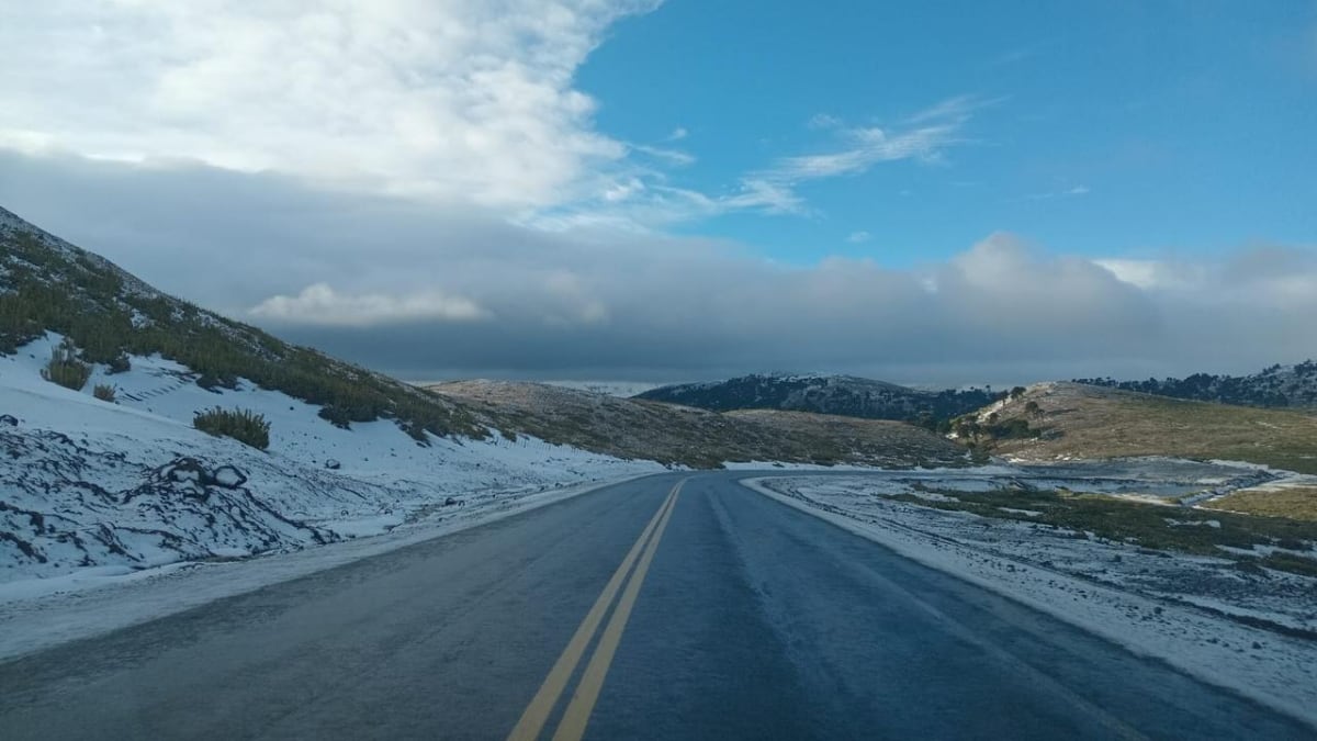 Cordillera neuquina con cadenas obligatorias y calzada húmeda: los dos pasos a Chile siguen abiertos en una jornada marcada por la inestabilidad