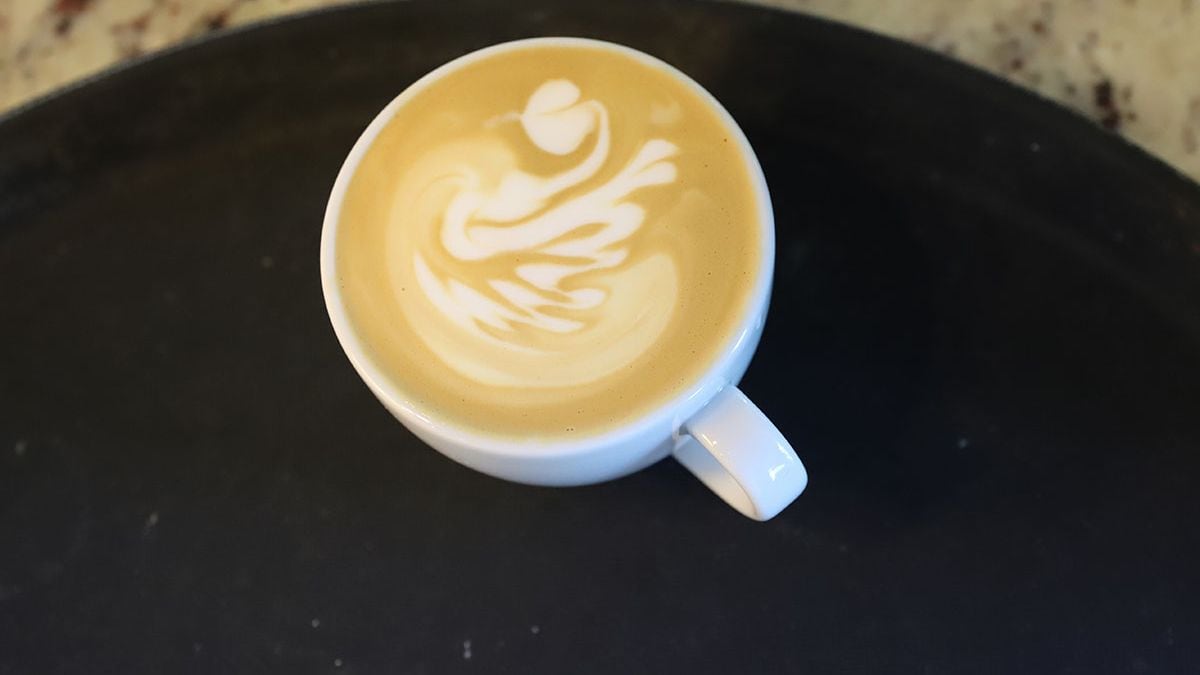 Un café con leche deslactosada y un cargo extra que reabre el debate sobre los precios en la barra