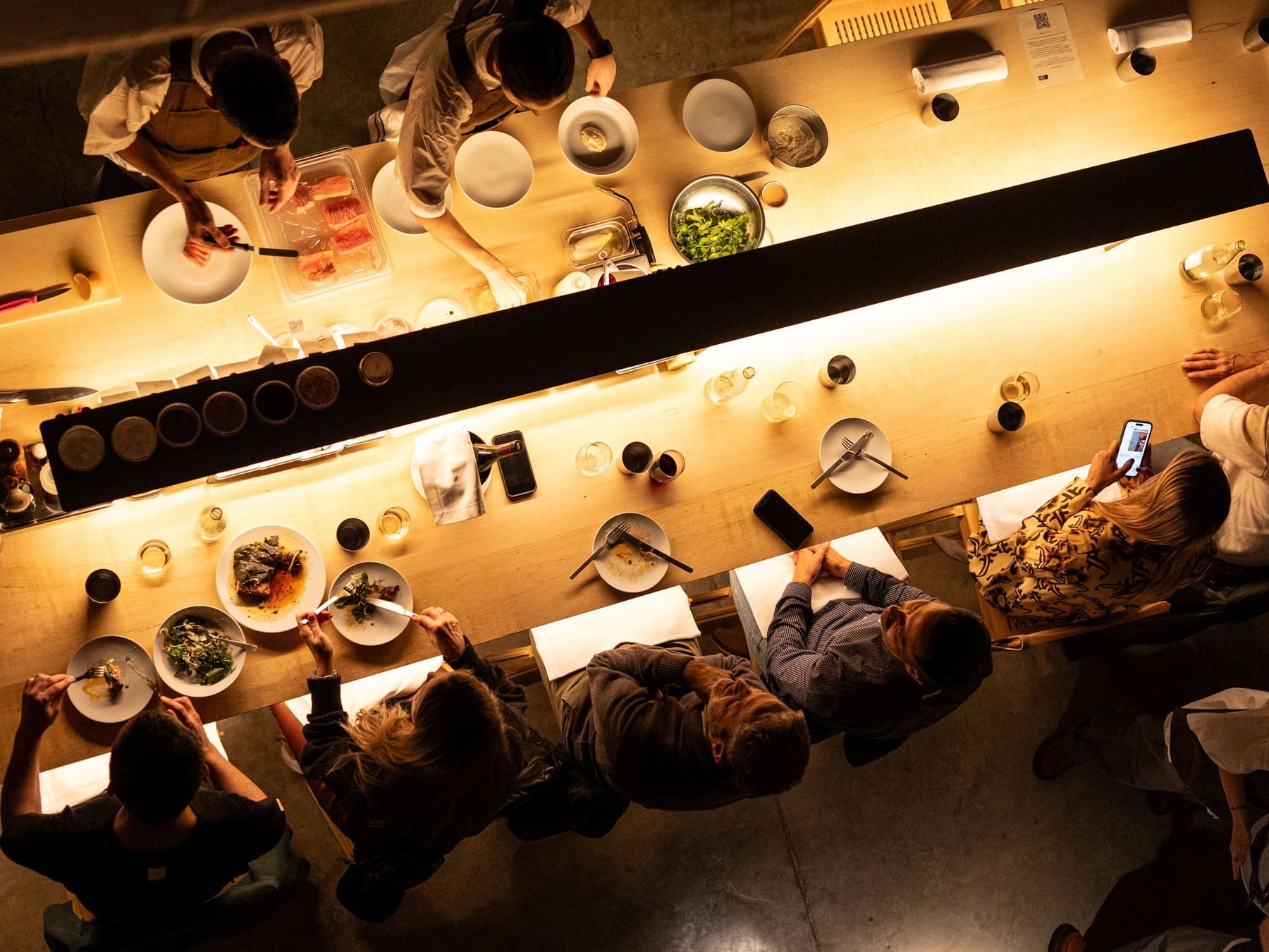 La mesa ya no es lo que era: comer menos, compartir más y sacarle foto a todo
