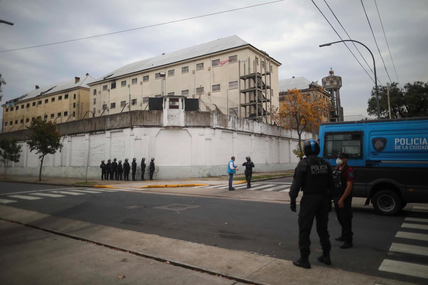 Ya se reubicó a más de mil internos de Devoto en Marcos Paz y crecen las quejas por la pérdida de pertenencias