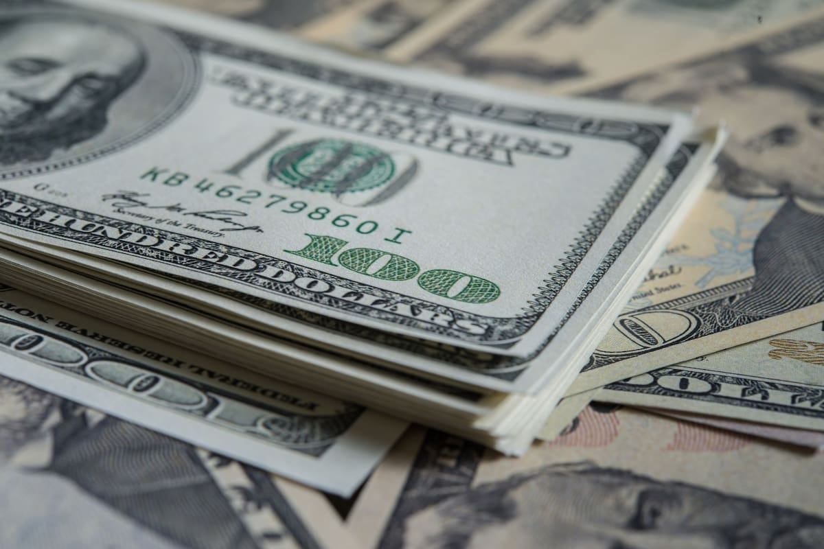 La banda cambiaria recalcula su techo de noviembre y lo lleva hasta los 1.989 pesos, con el mayorista todavía lejos del límite