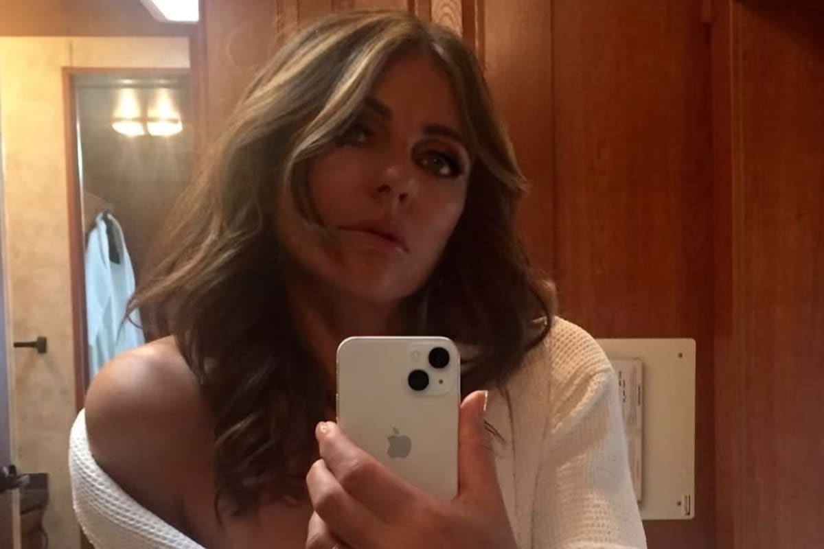 Elizabeth Hurley volvió al set con anillo de Diamante y la mira de sus fans en el dedo