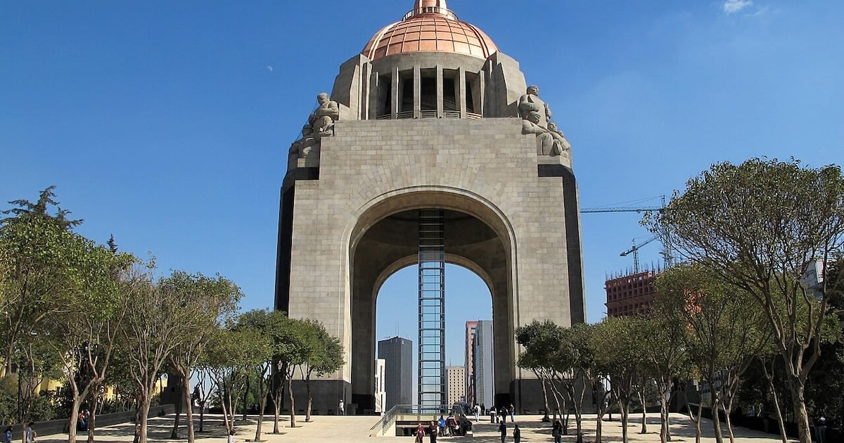 Setenta metros de ironía: el arco triunfal que la Revolución no supo qué hacer con él