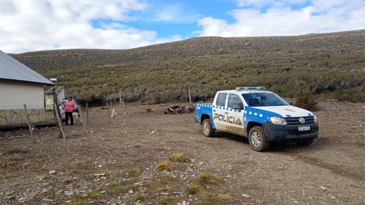 La ruta de barro que cortó a una madre y a sus tres hijos en la meseta neuquina: siete días sin comida y un operativo policial para sacarla del aislamiento