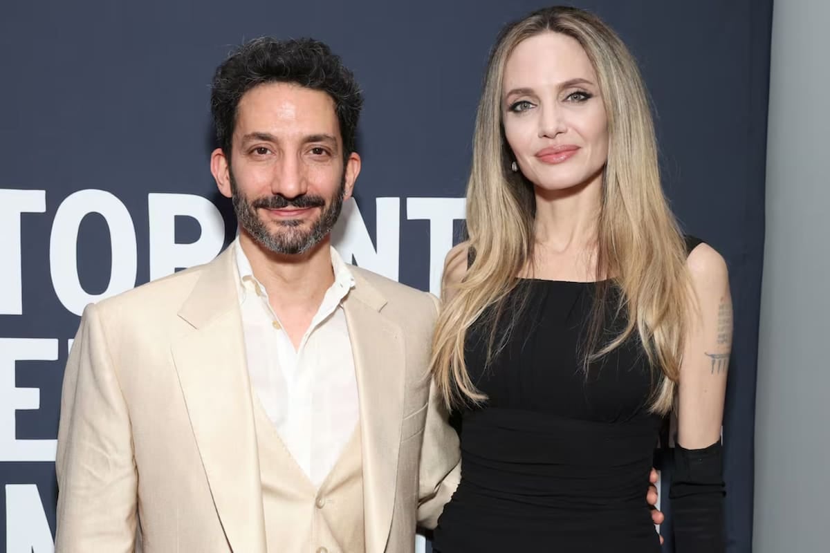 Juan Minujín se metió en la guerra que imaginó Angelina Jolie y volvió con una copla en la garganta