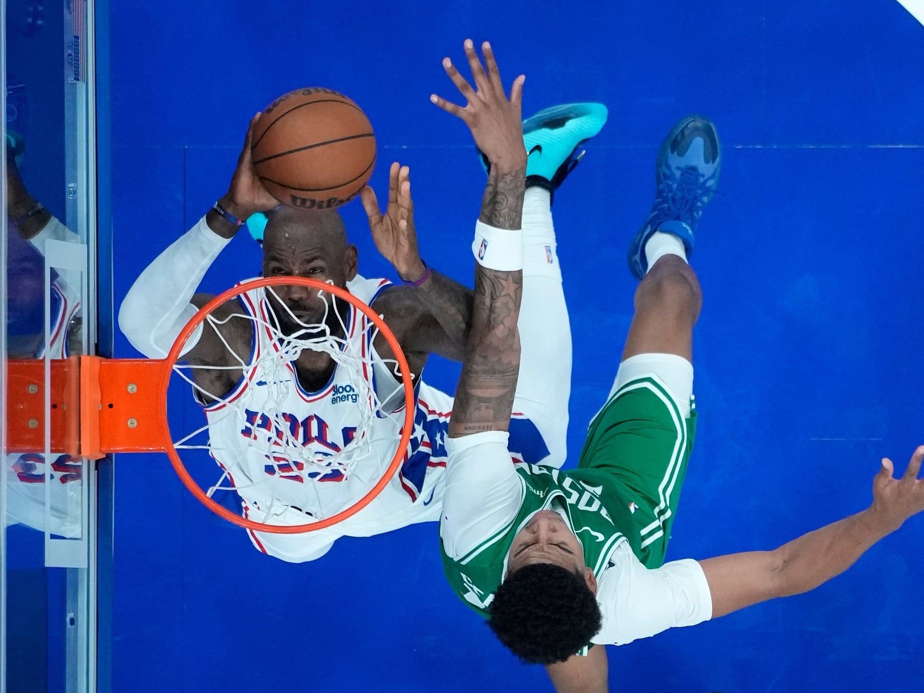 El Rey se puso la camiseta del 76ers y voló en Philly: el alley-oop de leyenda con pase desde mitad de cancha