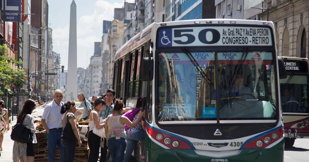Colectivos del AMBA, al borde de un recorte: el pasaje cubre un tercio del costo real