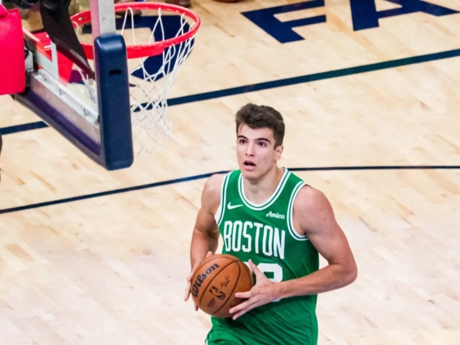 González le caminó la bola al aro y los árbitros miraron para otro lado: los Celtics igual festejaron en suplementario