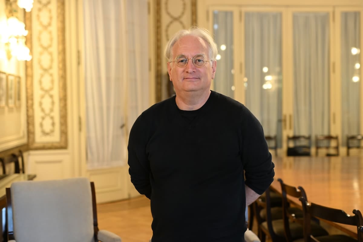 Un investigador británico advirtió que el uso de inteligencia artificial en las aulas puede profundizar la desigualdad educativa y homogeneizar el aprendizaje