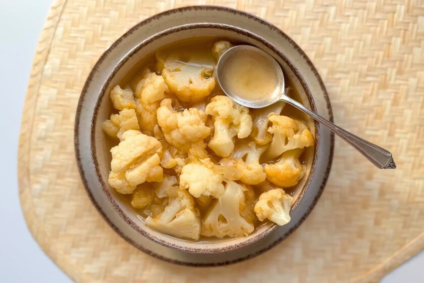 La sopa de coliflor con trozos que te salva el invierno sin necesidad de crema ni licuadora