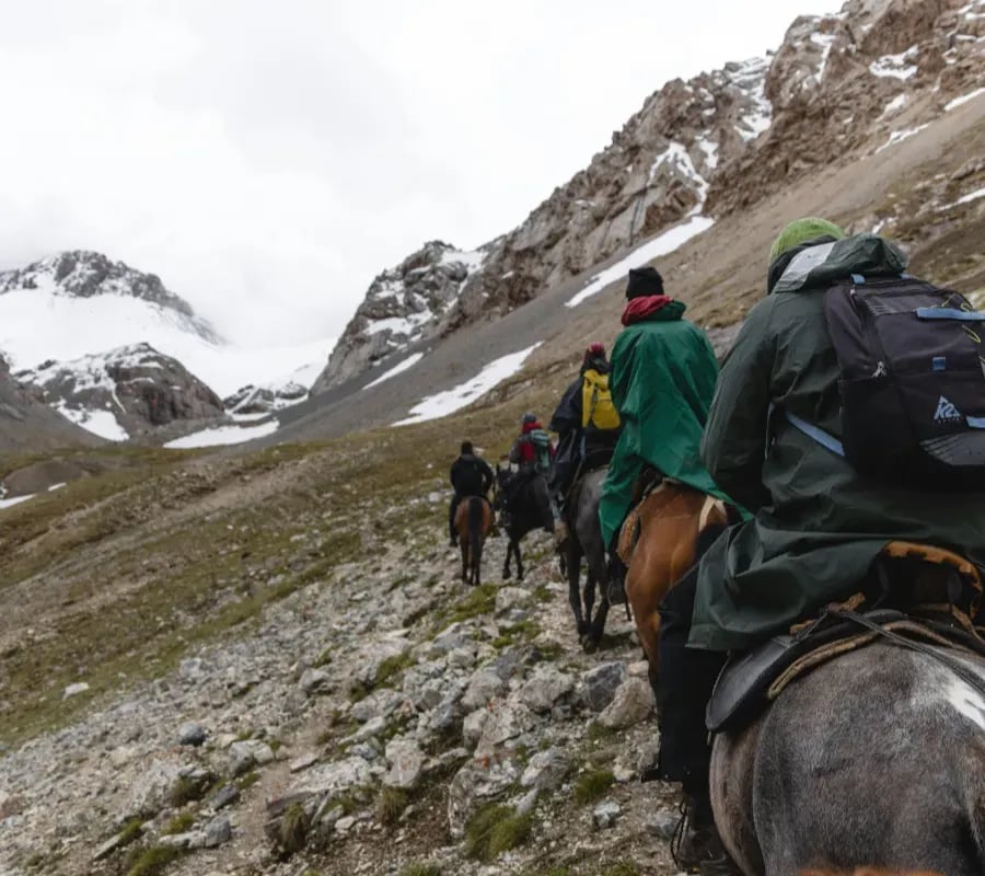 En la entrada de Caviahue, una familia te enseña a querer al caballo antes de pisar el estribo