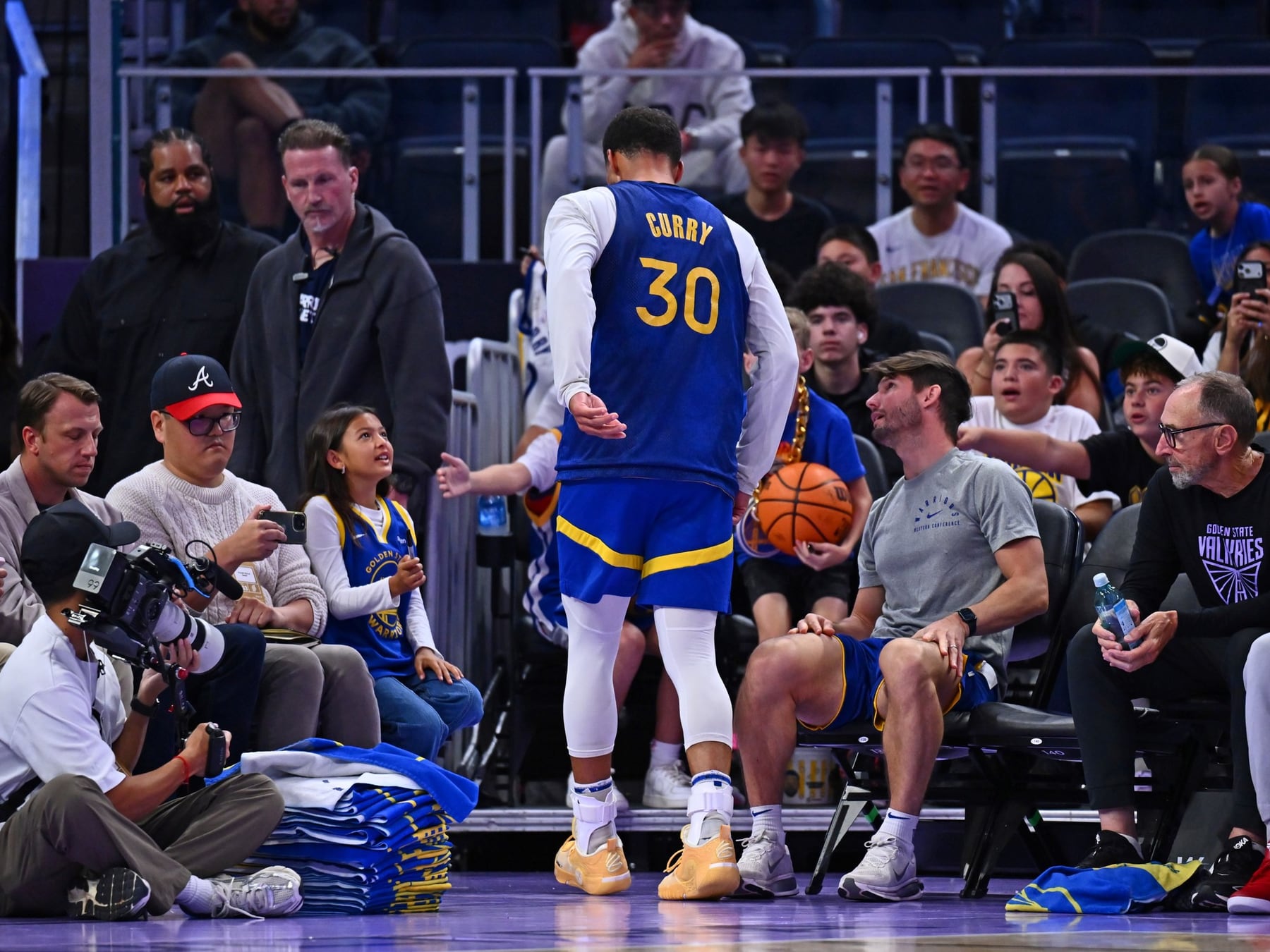 Curry renovó con los Warriors por dos años y se torció el tobillo en la práctica: la foto que preocupó a San Francisco