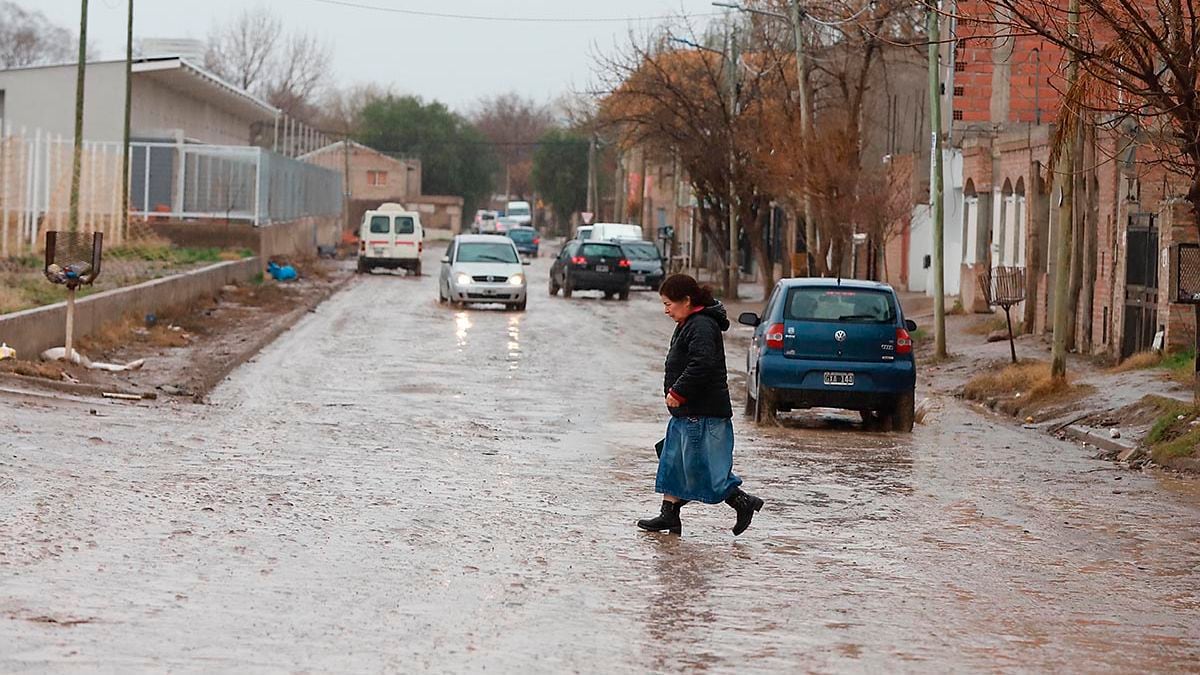 Vecinos de Neuquén en alerta por el regreso de las lluvias: qué hacer antes de que el agua vuelva a los cauces secos