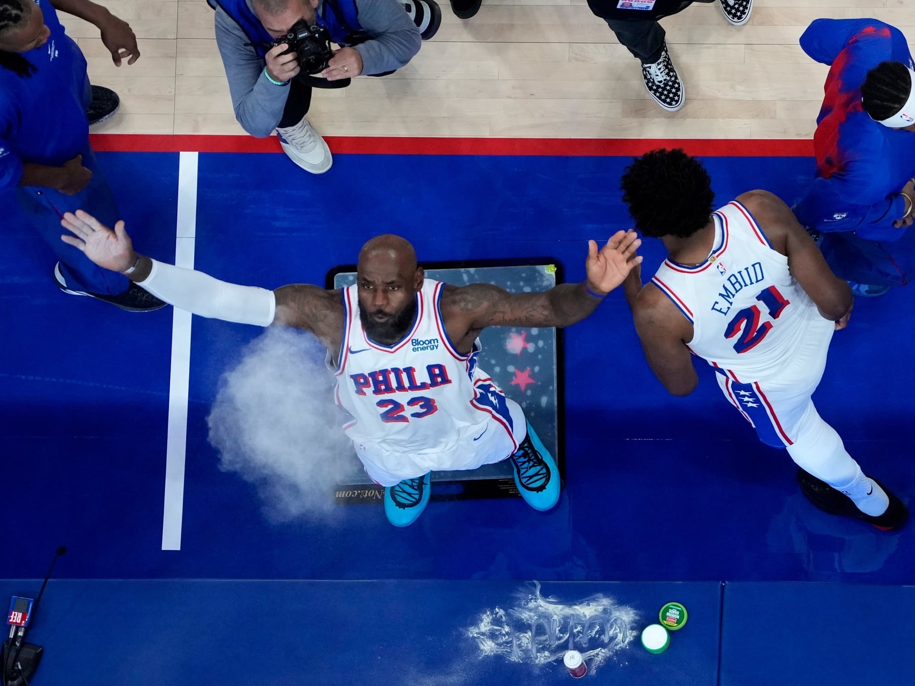 LeBron se calza la 76ers en el Templo del campeón: la NBA prende la mecha en el Madison