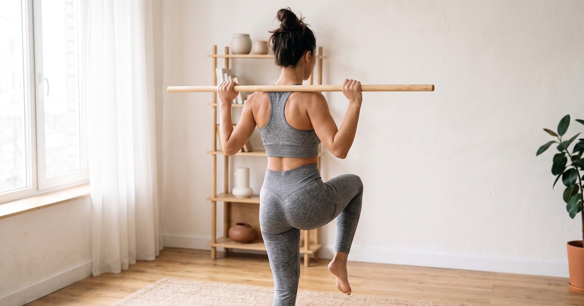 Una rutina de tres movimientos para entrenar el abdomen con un palo de escoba
