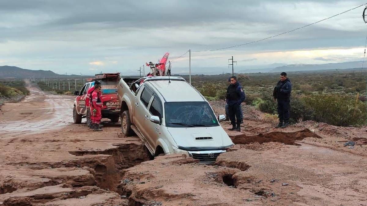 Las lluvias neuquinas dejan vehículos atrapados y Posteriores por dos rutas