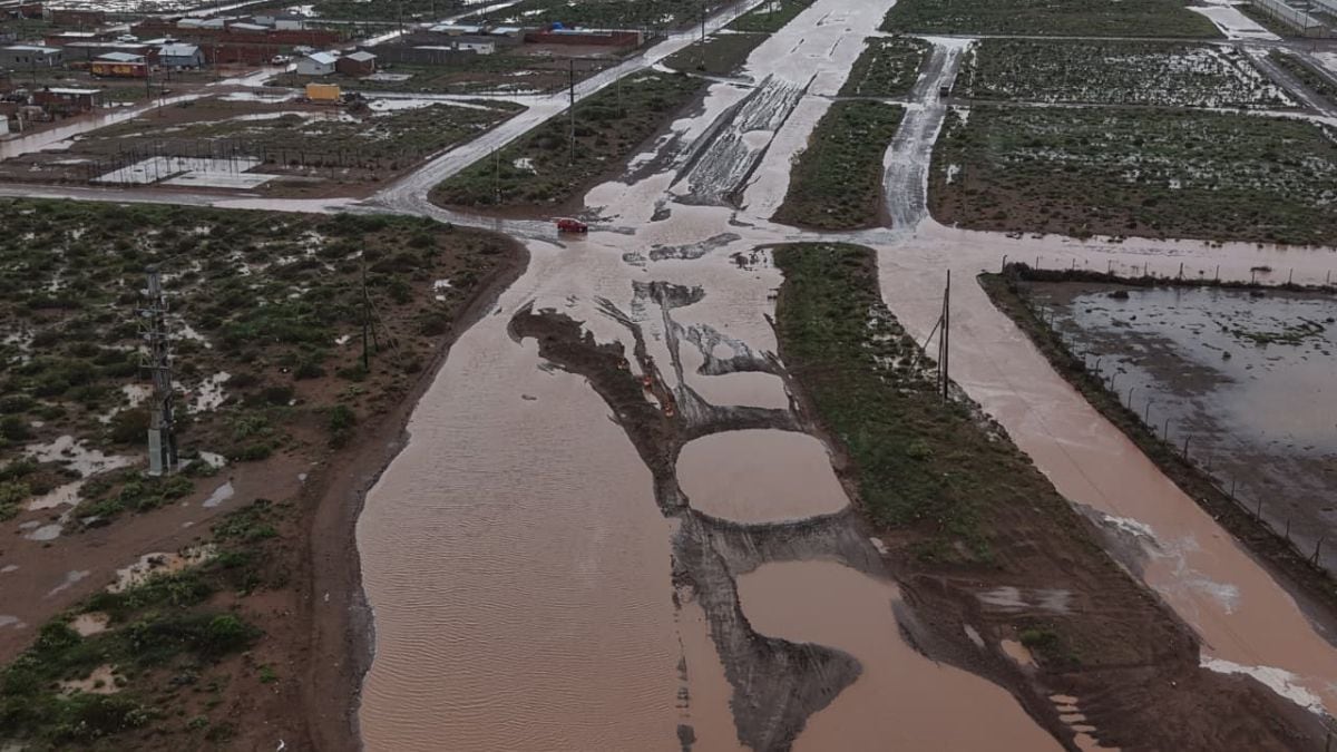Añelo activó un centro de evacuación tras la tormenta que inundó barrios y la Ruta Provincial 7