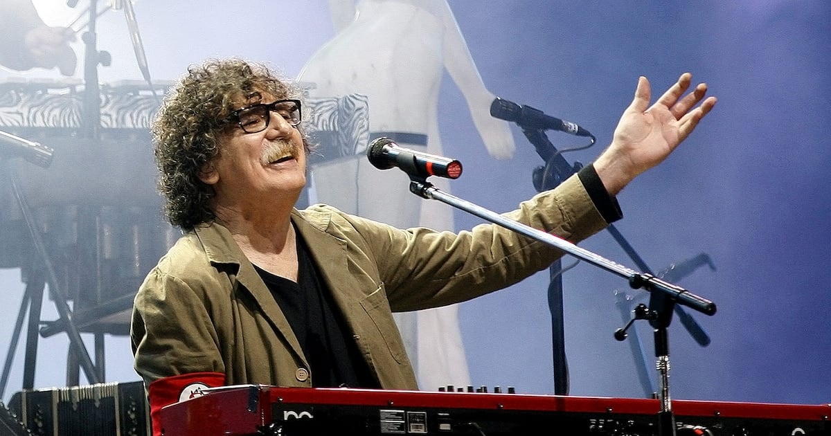 Charly García cumplió 75 años entre flores, balcón y unabrazos de colegas