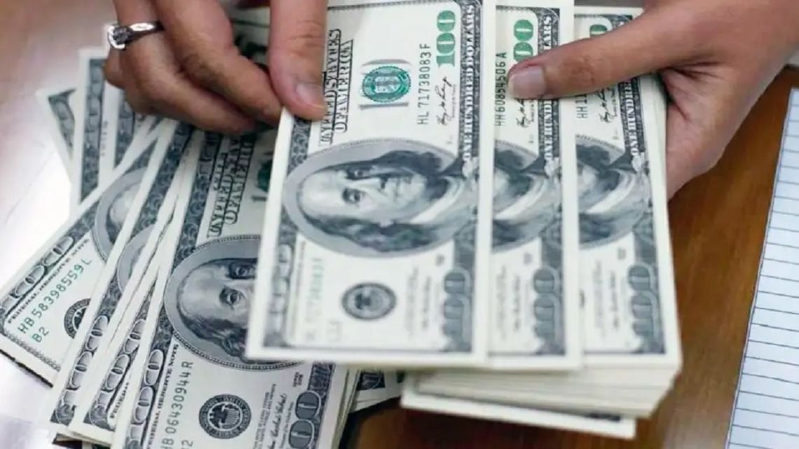 El dólar oficial alcanzó los $1.550 y la brecha con el blue se redujo al 2,5%