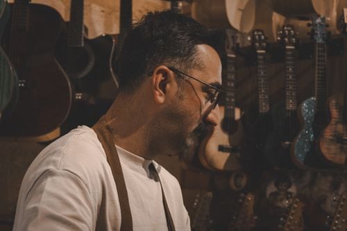 La madera, las horas y el oficio: Saúl Pérez Zibana sostiene la luthería en China Muerta