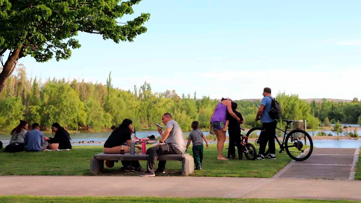 Mates junto al Limay: el sol convocó a los vecinos al Paseo Costero neuquino